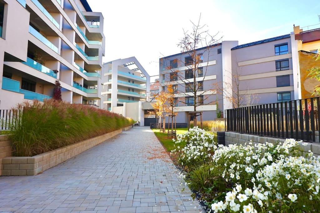 Modern Apartment • Garden • Near The City Center Prague Exterior photo